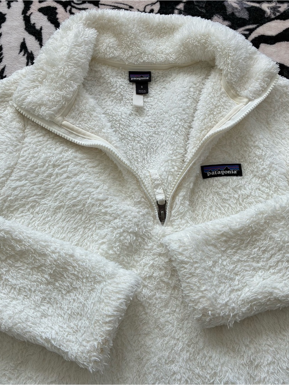 000 - WOMENS PATAGONIA FUR FUZZY WHITE ZIP UP SWEATER JACKET